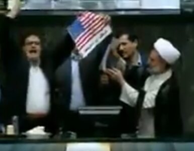 Miniatura: Iran. Politycy spalili flagę USA w...