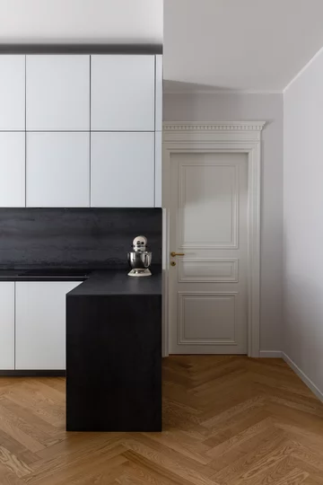 Mieszkanie w kamienicy urządzone w stylu minimalistycznym, projekt Marco Spinelli 