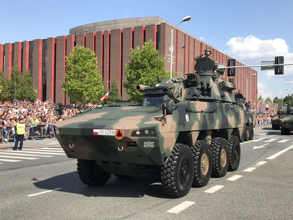 W kolumnie pojazdów możemy zobaczyć m.in. czołgi Leopard, moździerze samobieżne Rak oraz sprzęt wojsk sojuszniczych 