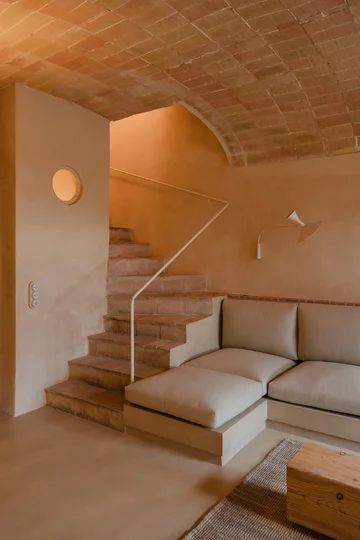 Rewitalizacja dawnej stolarni – projekt Clara Crous Arquitectura przywraca znaczenie materiałowi, światłu i oryginalnej strukturze budynku 