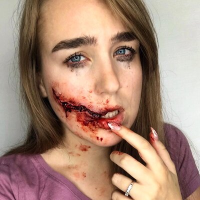 Miniatura: Artystka tworzy dzieła sztuki na twarzy....