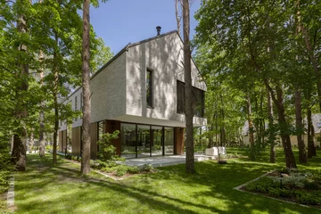 Dom Przenikający autorstwa Exterio Architektura to przykład nowoczesnej architektury, w której światło, natura i starannie zaprojektowana przestrzeń tworzą harmonijną całość 
