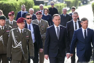 Prezydent złożył kwiaty na grobach ofiar katastrofy smoleńskiej na Cmentarzu Rakowickim w Krakowie 