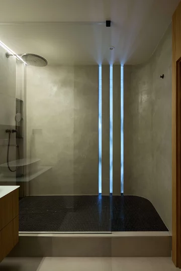 Mieszkanie z niebieską kuchnią, projekt Iva Hajkova Studio