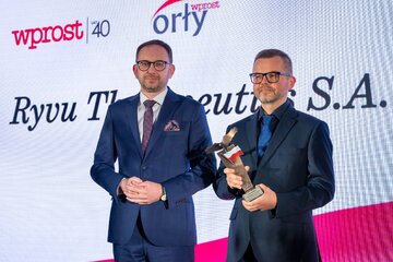 Tomasz Rzymski (z prawej), oraz&nbsp;wręczający nagrodę Robert Jakubik, Dyrektor Departamentu Komunikacji i&nbsp;Promocji Funduszy Europejskich, Ministerstwo Funduszy i&nbsp;Polityki Regionalnej