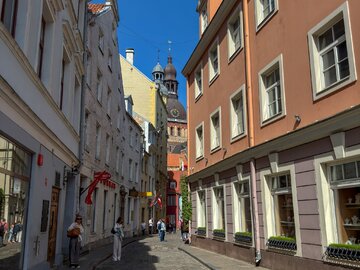 Widok na&nbsp;wieżę Katedry Ryskiej z&nbsp;uliczki Starego Miasta w&nbsp;Rydze