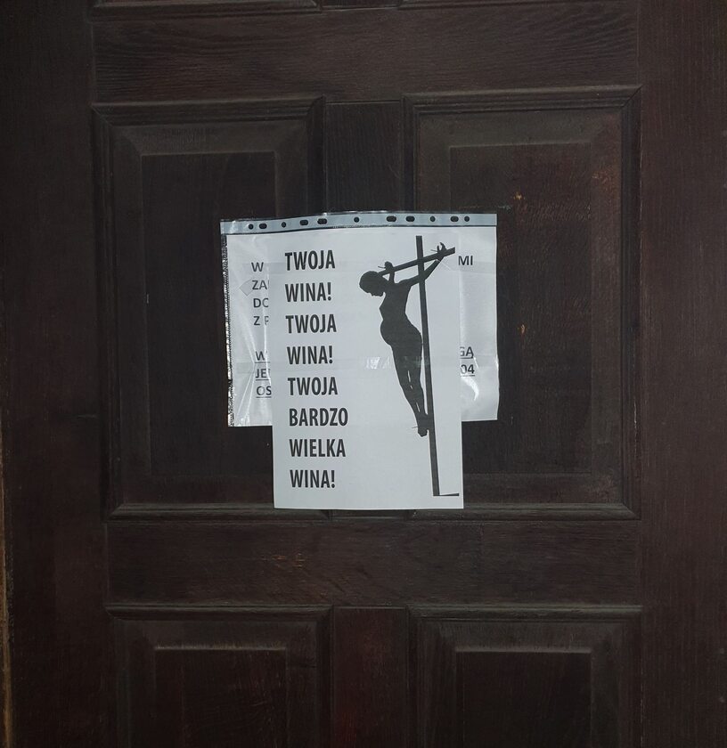 Plakat na drzwiach instytucji kościelnej 