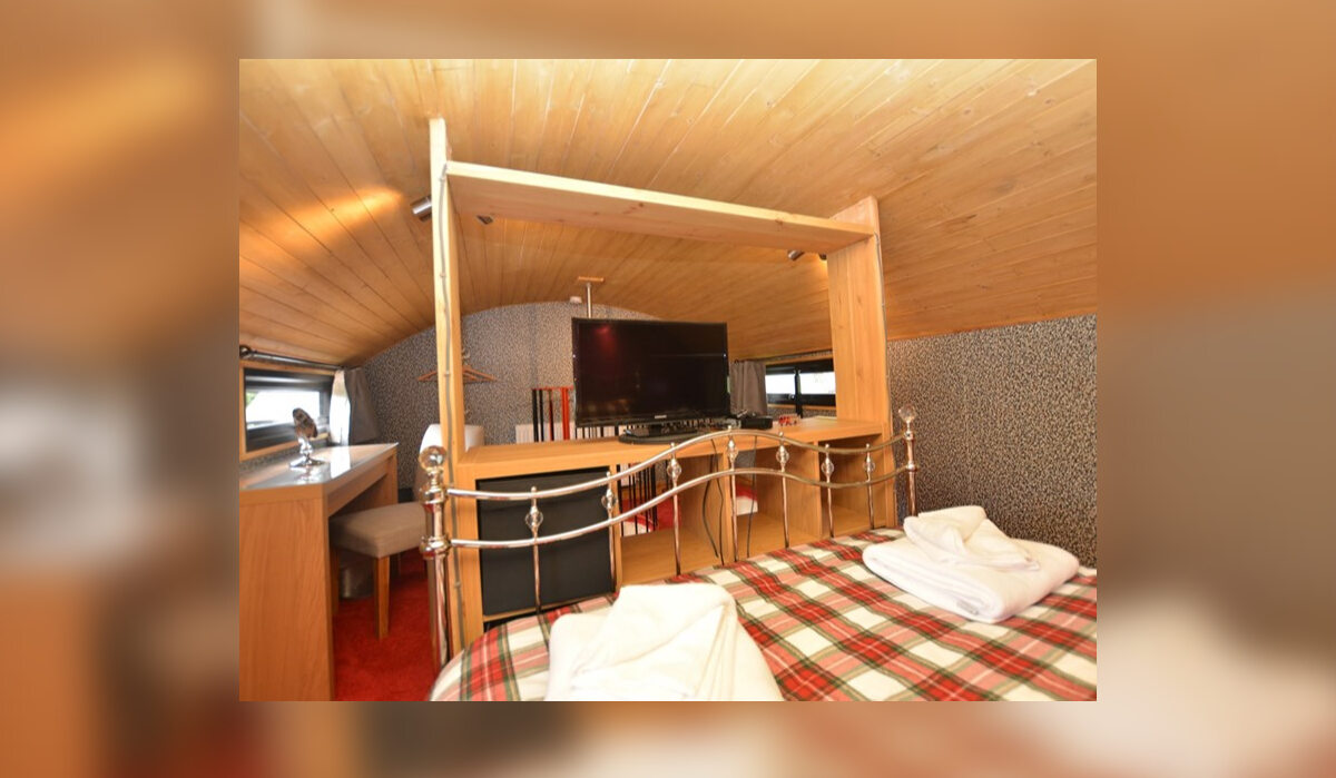 Red Rescue Retreat - hotel w kształcie wozu strażackiego Hotel jest w pełni wyposażony - znajduje się tu telewizor, wygodna sofa, a nawet sauna.
