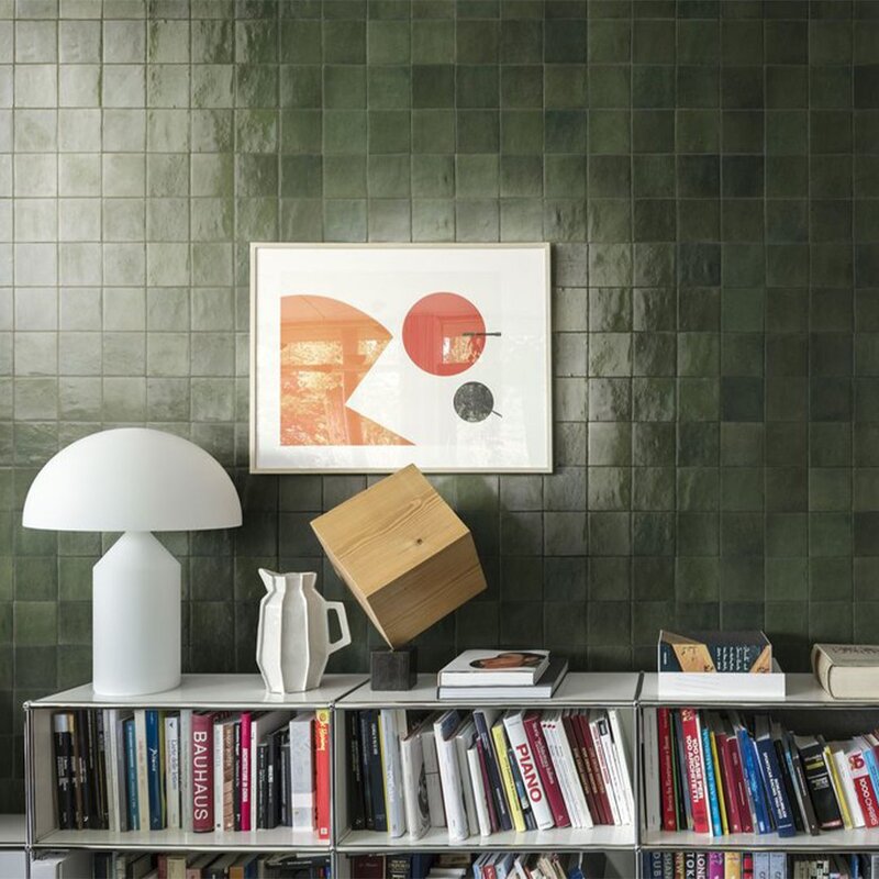 Ściana w&nbsp;salonie wyłożona ceramiką staje się gł&oacute;wnym elementem dekoracyjnym wnętrza i&nbsp;nadaje mu głębi oraz&nbsp;szlachetnej tekstury