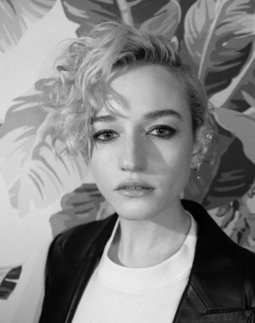 Julia Garner 