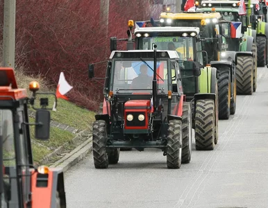 Miniatura: Rolnik zamocował na ciągniku transparent z...