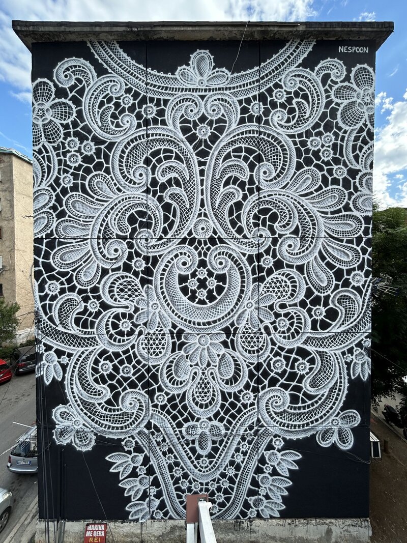 Prace NeSpoon, inspirowane tradycyjną koronką, zdobią przestrzenie miejskie na&nbsp;całym świecie. Teraz przyszła pora na&nbsp;Domotekę