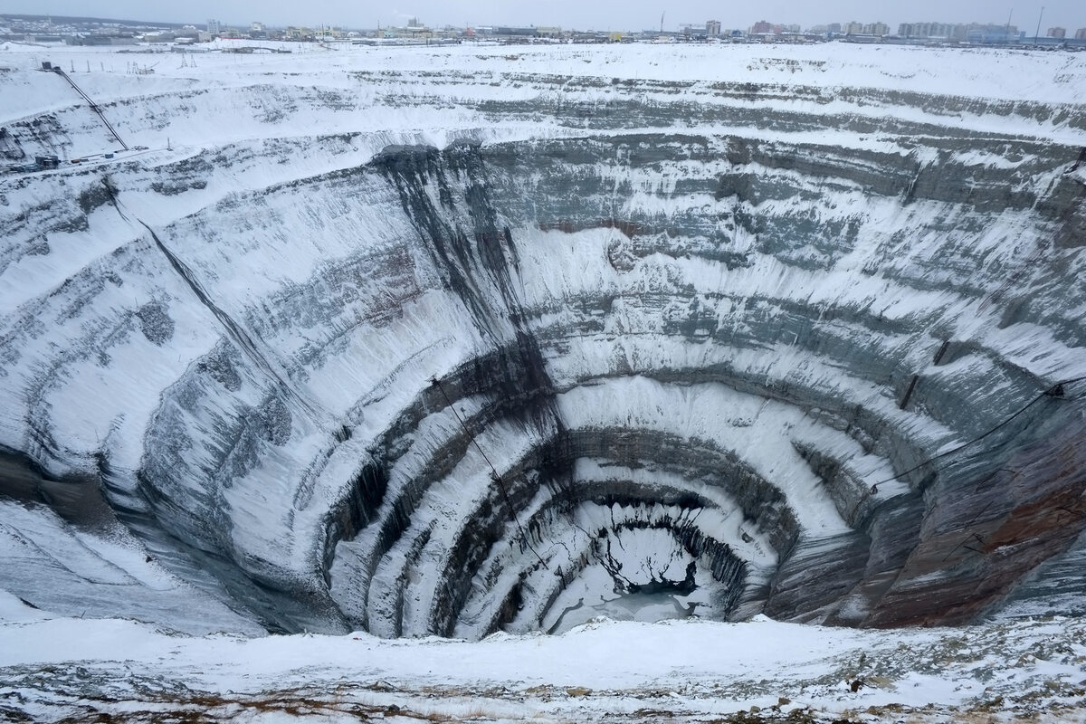Kopalnia w Mirnym, Rosja Dawna odkrywkowa kopalnia diamentów w Mirnym. Wydobycie rozpoczęto w 1957 roku na polecenie Stalina. Poprzedziły to badania geologiczne rozpoczęte w 1947 roku. W latach największej eksploatacji w kopalni wydobywano diamenty o masie ponad 2 milionów karatów rocznie. Całkowicie zamknięto kopalnie w 2011 roku.