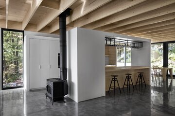 Drewniany dom ukryty w&nbsp;lesie, projekt Atelier G&eacute;n&eacute;ral