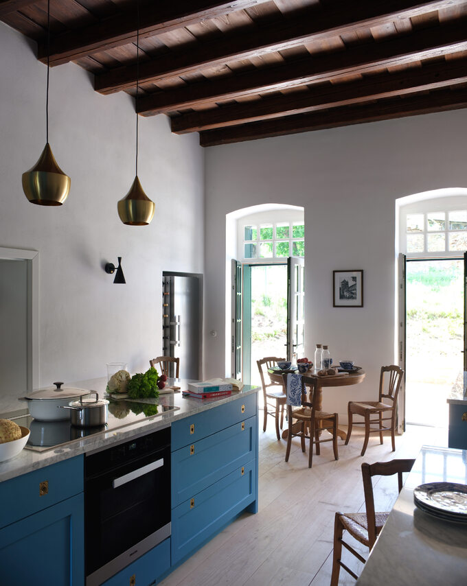 Niebieska kuchnia w starym dworze w Rumunii, projekt Rueppell Design & Interiors