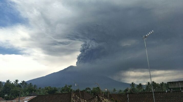 Miniatura: Obudził się wulkan Agung na Bali