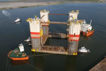 Dockwise Tern podczas załadunku platformy wiertniczej