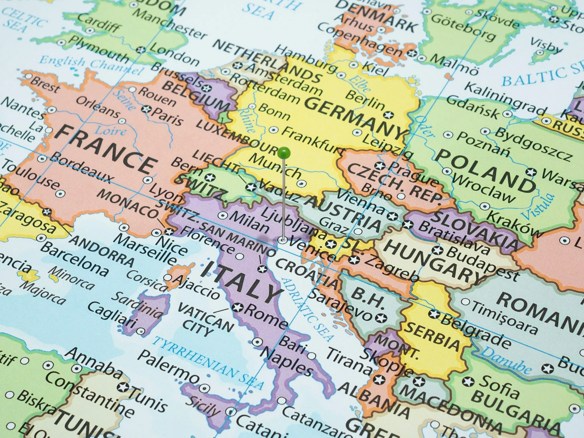 Trudny QUIZ z mapy Europy. W jakim kraju leży to miasto?