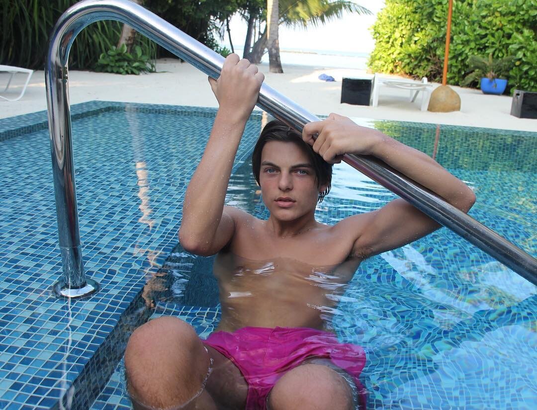 Damian Hurley 