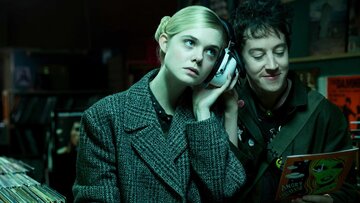 kadr z&nbsp;filmu "How to&nbsp;talk to&nbsp;girls at parties" (2017)