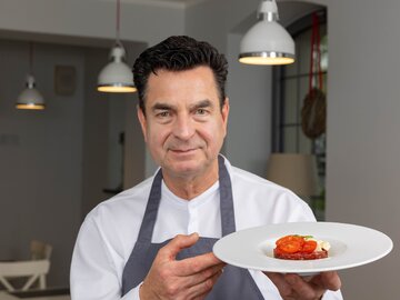 Tatar wołowy z&nbsp;pomidorkami i&nbsp;mozzarellą