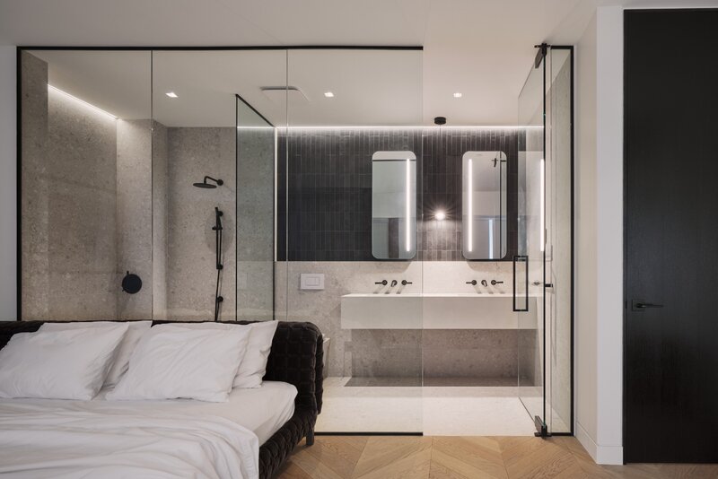 Dwupoziomowy apartament z kuchnią w kolorze miedzi Projekt: MU Architecture