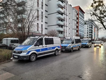 Policja przed budynkiem TVP 