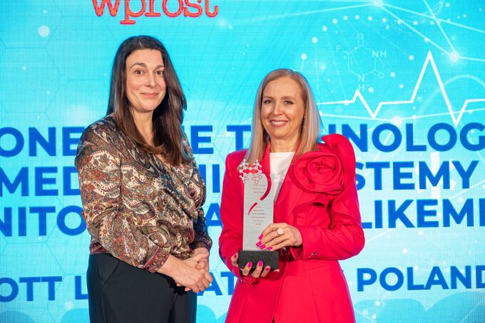 Sylwia Borowska-Kurek odbiera nagrodę w imieniu firmy Abbott