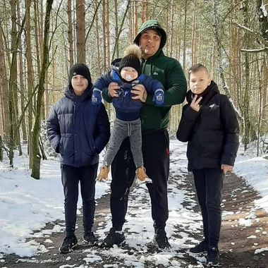 Dominik Abus z dziećmi