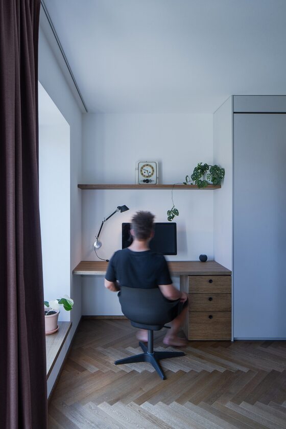 Mieszkanie z długą szafą, projekt Michael Karnet 