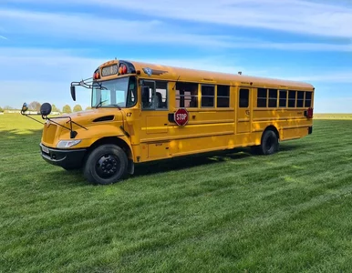 Miniatura: Przerobili szkolny autobus na mieszkanie....