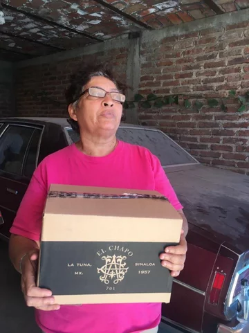 Osoba obdarowana przez współpracowników Alejandriny 