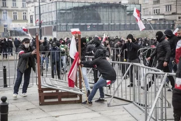 Marsz Niepodległości – zdjęcia policji. Znasz te osoby? Zgłoś się lub zadzwoń na policję 