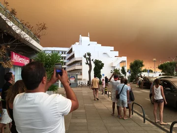 Brunatne niebo nad miastem Albufeira na południu Portugalii 