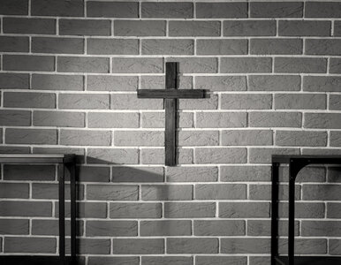 Miniatura: Nauczycielka miała wyrzucić krzyż do...