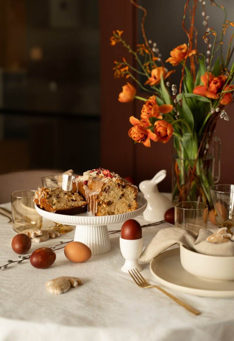 Naturalne materiały, ciepłe kolory i&nbsp;swobodne detale tworzą wielkanocną aranżację bez presji &ndash; stylową, przytulną i&nbsp;bliską naturze