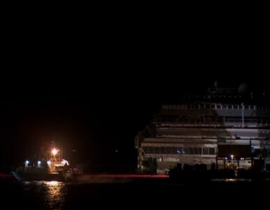 Miniatura: Włochy: Costa Concordia postawiona do pionu