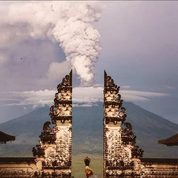 Dymiący wulkan Agung 