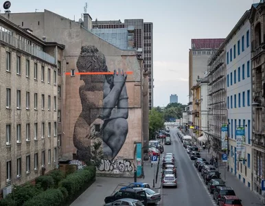 Miniatura: Posąg nagiej kobiety na ścianie...