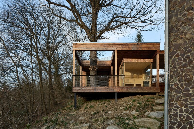 Medník House łączy tradycyjny dom z designerską przestrzenią studia i naturalnym otoczeniem, projekt päivä architekti