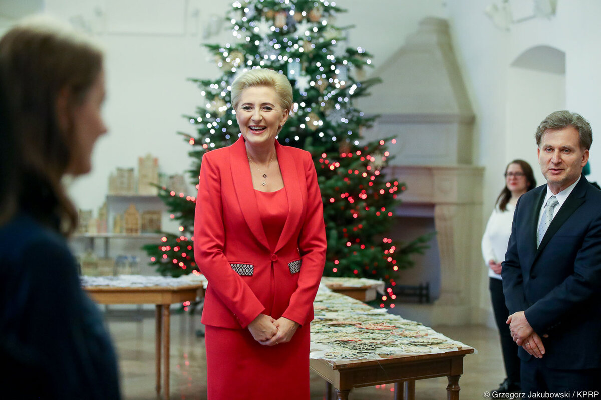 W Pałacu Prezydenckim jest już choinka. Ozdabiała ją m.in. Agata Kornhauser-Duda 