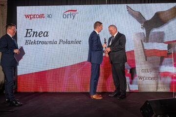 Krzysztof Pawełek, wiceprezes Zarządu ds. Technicznych Enea Elektrownia Połaniec odbiera nagrodę na gali Orł&oacute;w Wprost