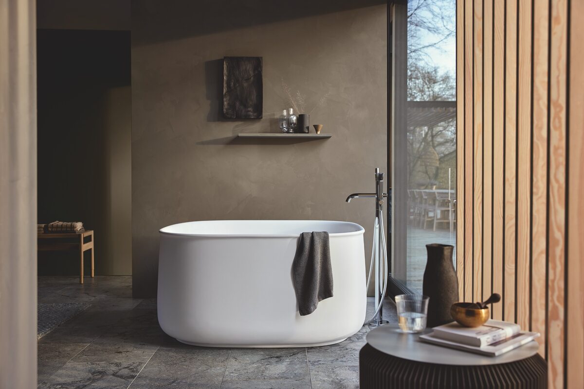 Jednym z zaobserwowanych na 2023 rok trendów łazienkowych są obłe, organiczne kształty ceramiki łazienkowej. Bez problemu wpisują się one w modny styl japandi. W towarzystwie kamienia i drewna tworzą klimat ZEN. 