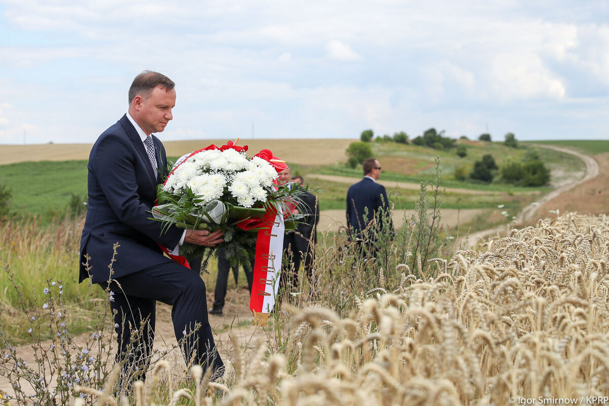 Prezydent Duda składa kwiaty w miejscu nieistniejącej dziś polskiej kolonii Pokuta na Wołyniu 