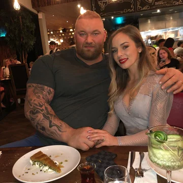 Hafþór Júlíus Björnsson i Kelsey Henson 