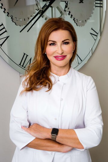 Dr n. med. Magdalena Łopuszyńska, specjalista dermatologii, lekarz medycyny estetycznej, ekspert z&nbsp;ponad 25-letnim doświadczeniem z&nbsp;zakresu medycyny Anti-Aging, założycielka gabinetu kosmetyki lekarskiej BELLA w&nbsp;Warszawie.