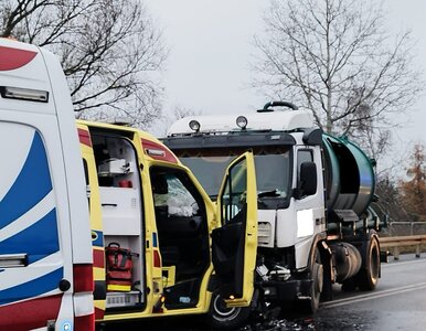 Miniatura: Czołowe zderzenie karetki z ciężarówką w...