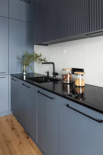 Dom z kobaltową sofą 