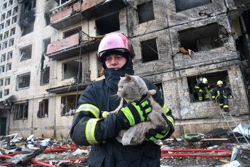 Kij&oacute;w, ratownik z&nbsp;ocalałym z&nbsp;bombardowania kotem