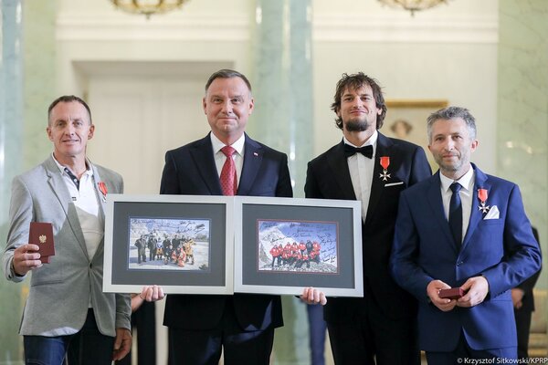 Miniatura: Prezydent odznaczył uczestników wyprawy na K2